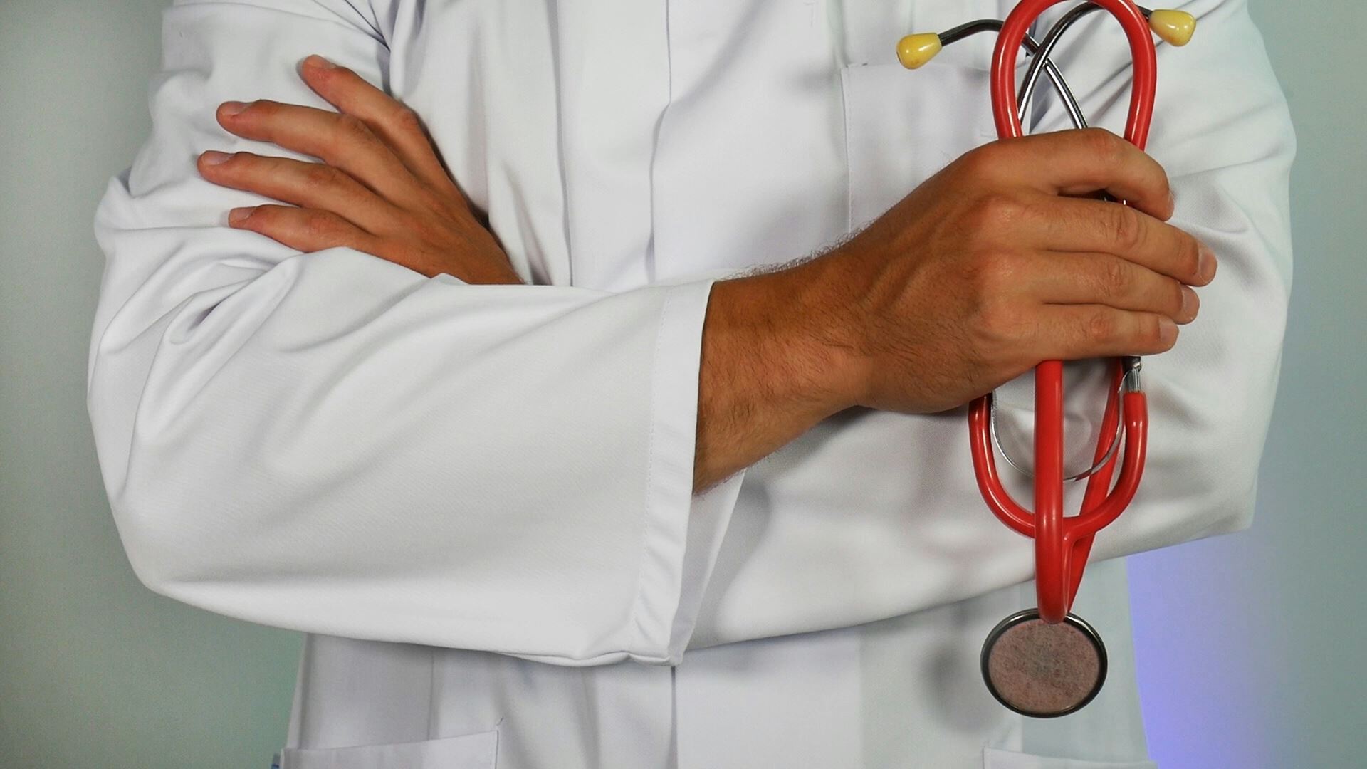 Dcotor holding a stethoscope